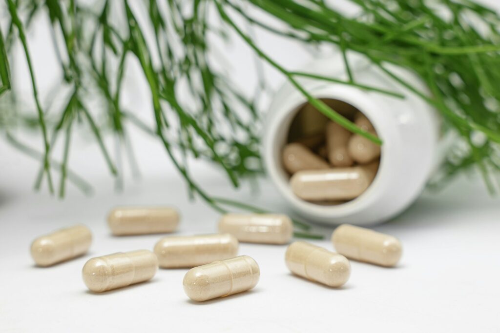 CBD-capsules naast een wit potje